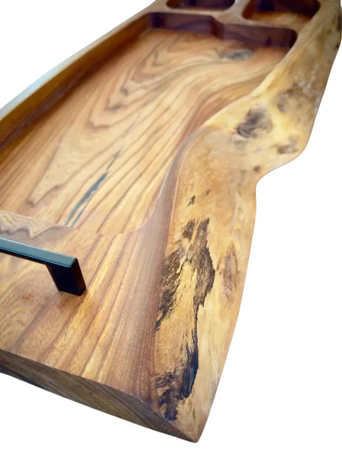 Live Edge Holz Servierbrett XXL mit Metallgriffen für BBQ und Catering im rustikalen Design