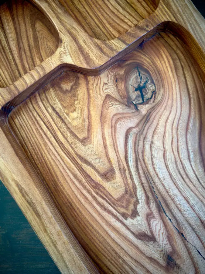 Rustikales Servierbrett Holz XXL mit blauer Knothole und Metallgriffen für BBQ