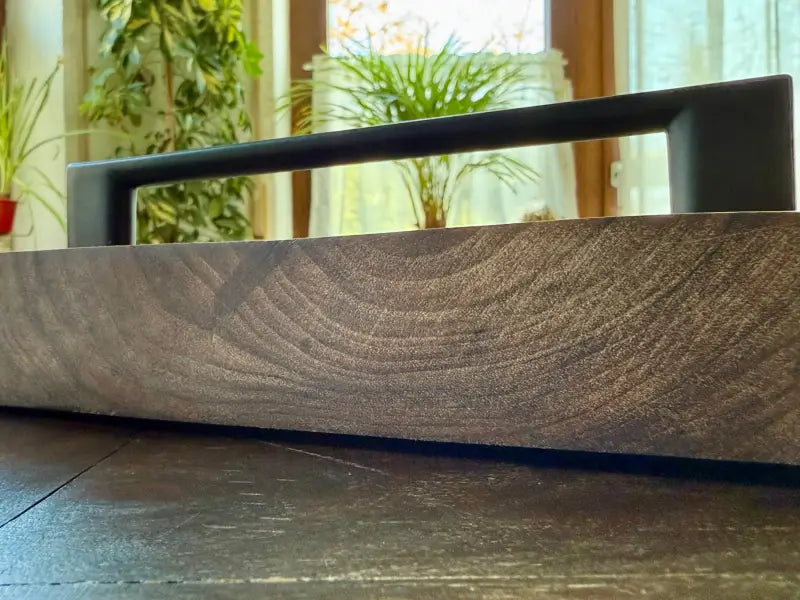 Holz Servierbrett aus Walnuss mit schwarzem Metallgriff für BBQ und Küche