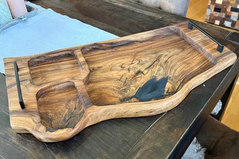 Holz Servierbrett mit Fächern aus Walnuss und schwarzen Griffen für BBQ und Küche