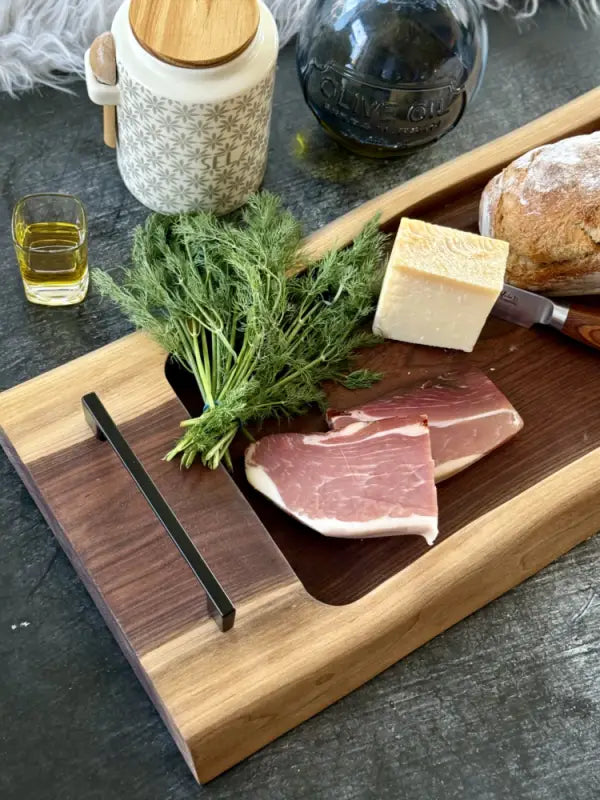 Rohes Schweinekotelett auf UNIKAT Servierbrett Holz XXL aus Nussbaum mit frischem Dill
