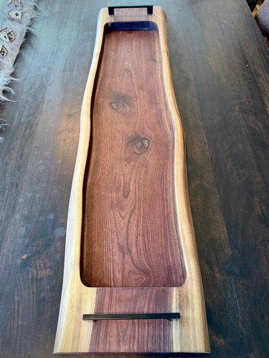 Holz Servierbrett XXL aus Nussbaum mit live edges und Metallgriffen für Steak und Grill