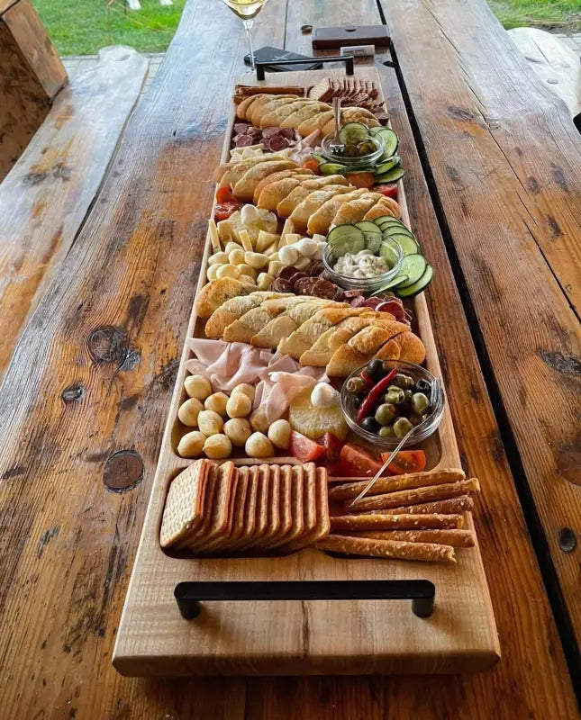 UNIKAT: Pulled Pork Hero - Rustikales Holz Servierbrett XXL aus Ulme für Grill & Gastro | 68 x 33 x 4 cm