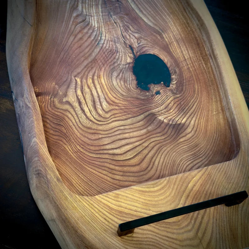 Querschnitt von Holz mit Wachstumslinien und Knoten für servierbretter mit griff