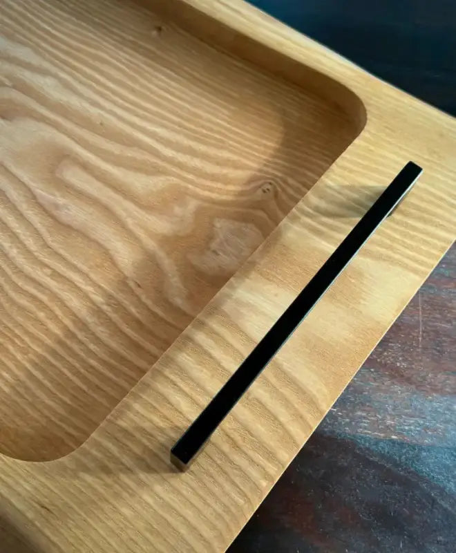 Holz Servierbrett mit dunklem Akzent für Grill und Küche, perfekt für XXL Action