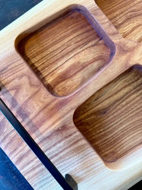 Holz Servierbrett groß mit geschnitzten Fächern und natürlicher Holzmaserung