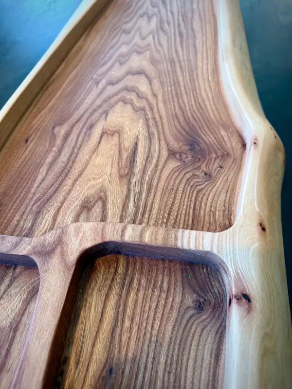 Holz Servierbrett groß mit natürlichen Holzmaserungen und geschwungener Aussparung