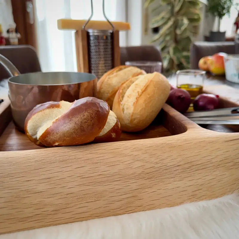 Frische Brötchen auf einem Snackboard Ulmenholz für Burger und Beilagen