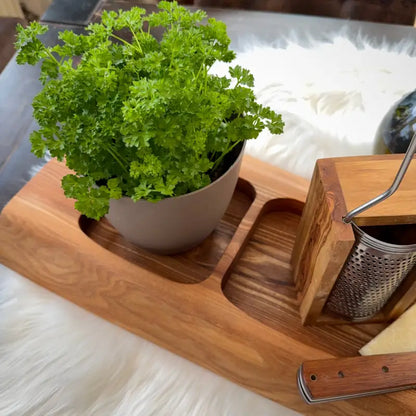 Frische Petersilie in grauem Schüssel auf Holzbrett fürs Snackboard Ulmenholz