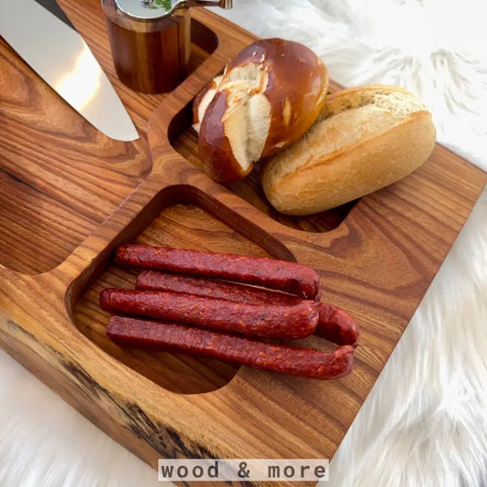 Holzbrett für Tapas und Snacks mit Brezeln und Würstchen auf UNIKAT Snack Pit