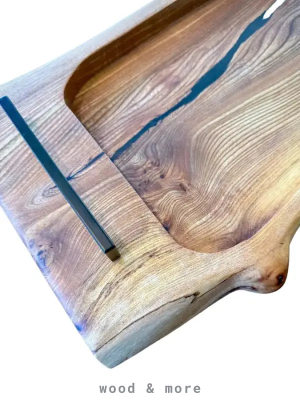 Holz Servierbrett 70 x 30 mit dunkler Epoxy-Inlay, perfekt für BBQ und Küche