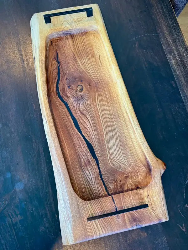 Holz Servierbrett 70 x 30 mit natürlichem Holzmaserung und eleganten dunklen Einlagen