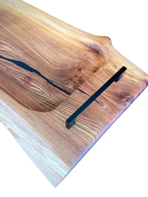 Rohe Holzplatte mit dunklem Epoxidstreifen für das UNIKAT BBQ Servierbrett 70 x 30