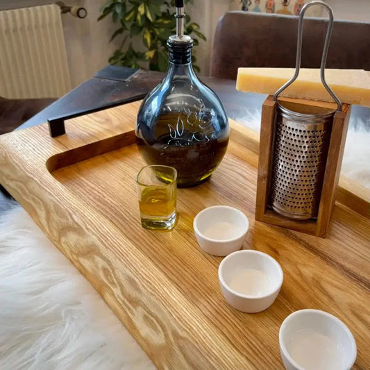 Blaues Glasflasche mit dekorativem Verschluss auf UNIKAT Holz Servierbrett XXL