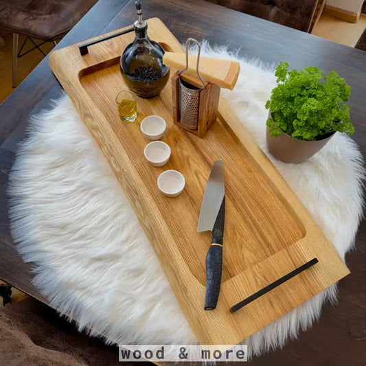 Holz Servierbrett XXL mit Tassen, Messer und dekorativer Flasche im Unikat Design