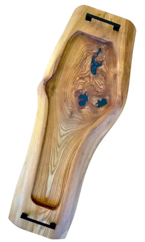 Holz Servierbrett groß mit blauen Harz-Elementen für gelungenes Servieren und Präsentation
