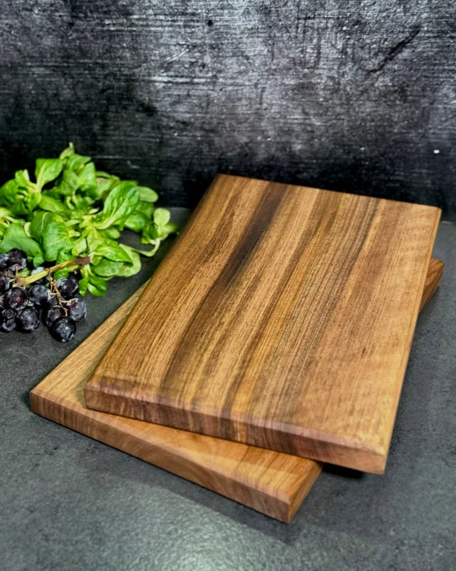 Dunkles Vesperbrett aus massivem Nussbaum – edles Brotzeitbrett von wood & more