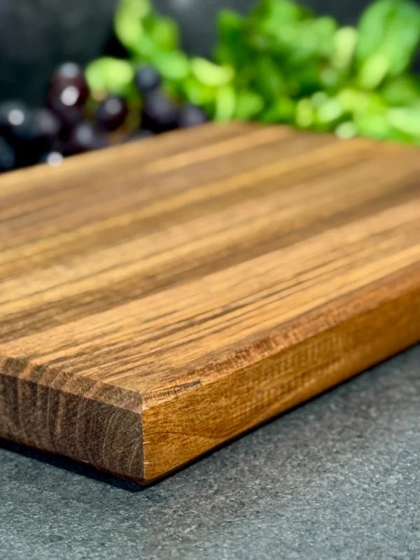 Handgefertigtes Nussbaum Brett mit feiner Maserung und warmem Farbspiel