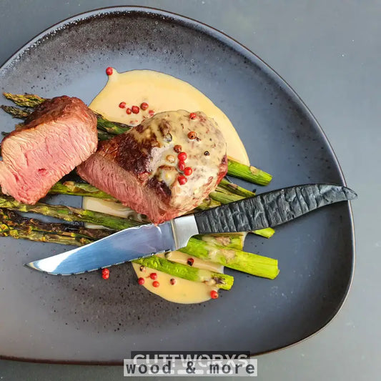 Medium-rare Steak mit Spargel und cremiger Soße im Wahl Steaxs Evolution Set